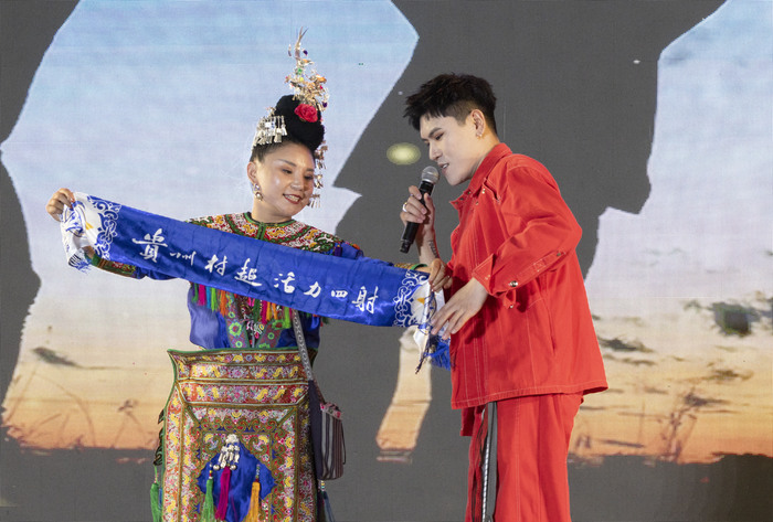 山东+贵州、村晚+村超，这场“泉民大舞台”太嗨了!