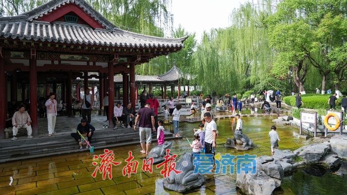 春日如夏，五龙潭公园“清泉石上流”景点成孩子们亲水乐园
