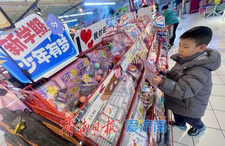 济南超市“开学经济”升温 一站式采购迎新学期