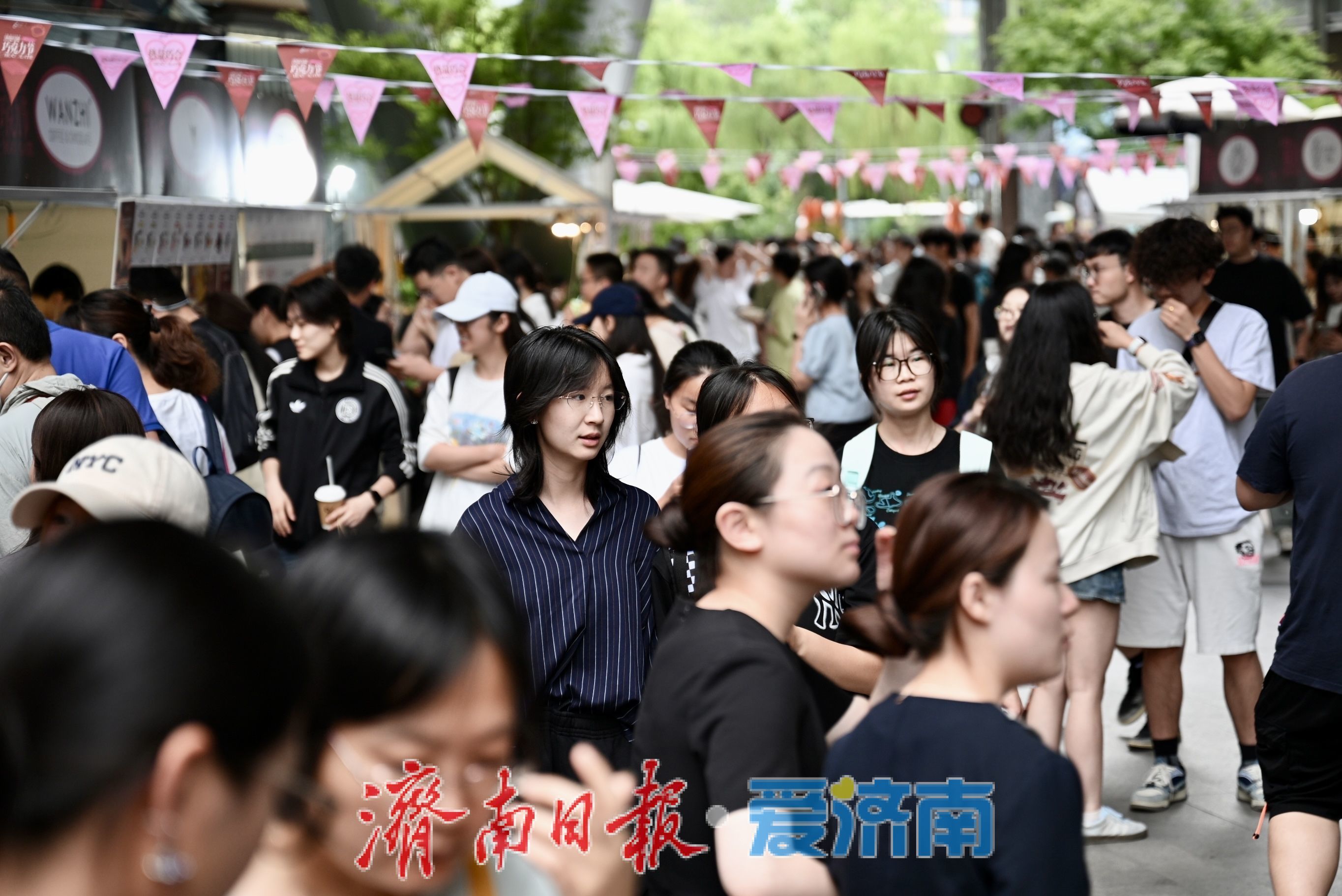 “甜蜜经济”激活商圈 济南首届巧克力节周末人气爆棚