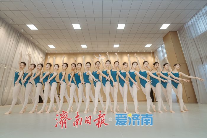 汗浸练功房，足尖起落间，山东舞蹈生冲刺统考