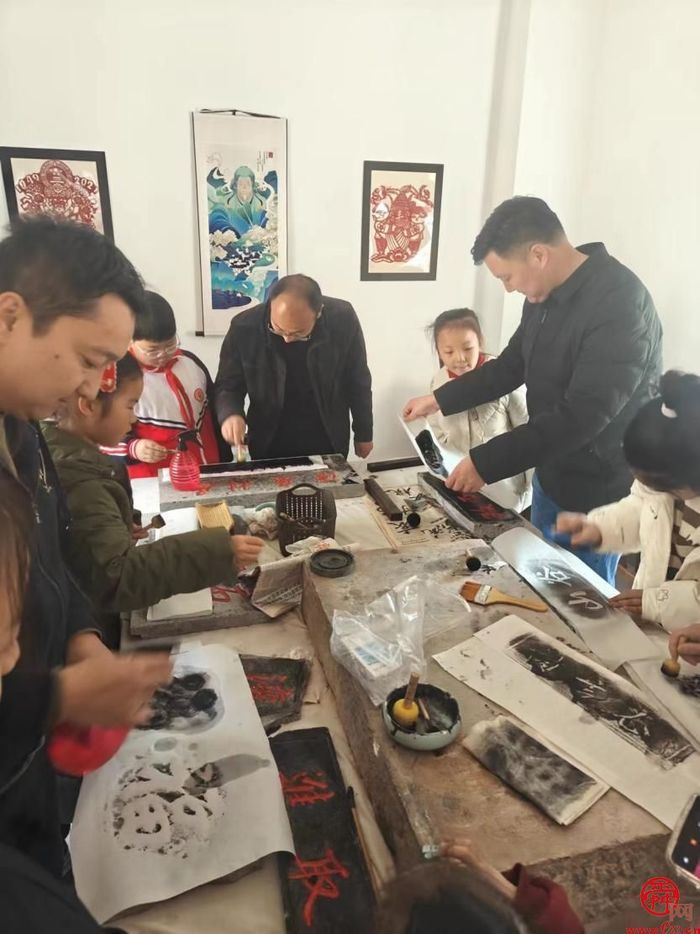 济南市莱芜第二实验小学三（13）中队开展非遗文化拓字主题活动
