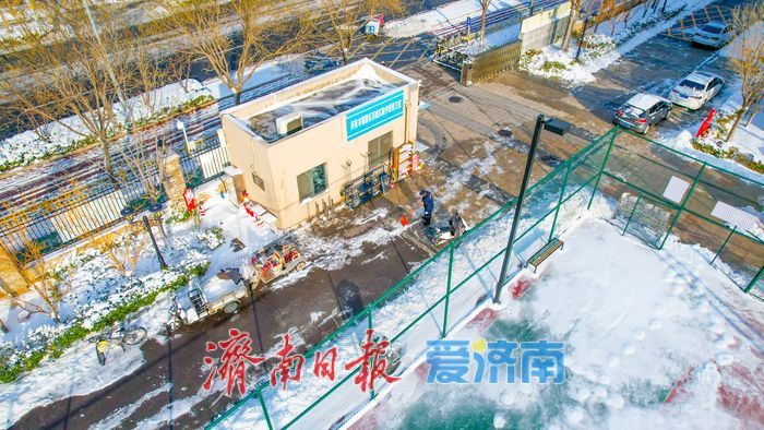 济南暴雪致全市中小学停课 学校积极除雪保安全