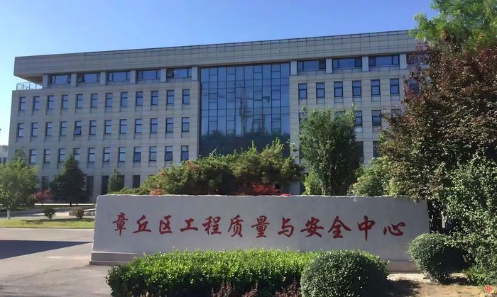 章丘区住建局质安中心开展夜间施工巡查劝阻行动