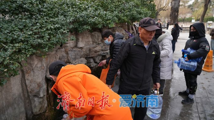 泉水畅流，济南市民打泉水热情高涨