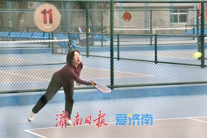 山东省体育中心匹克球场周末人气火爆 新兴运动成市民休闲新宠