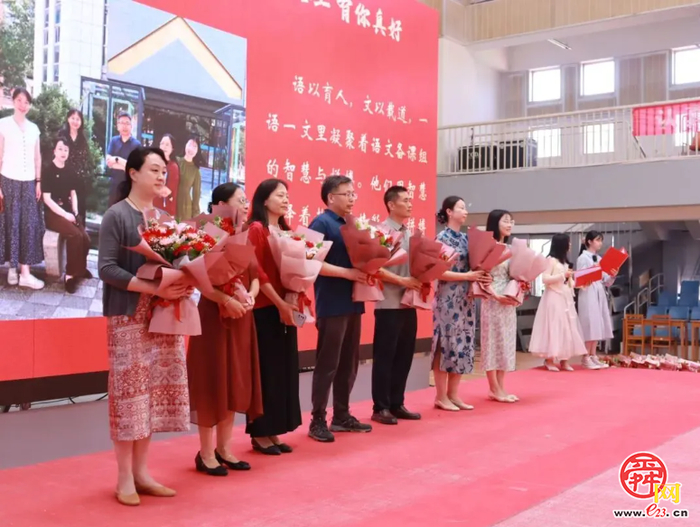 比了个耶，我们就毕业啦！