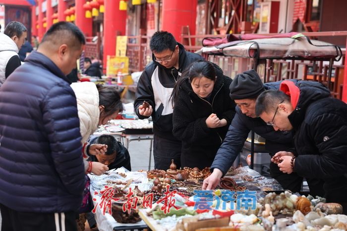 气温回升，济南英雄山文化市场热闹非凡