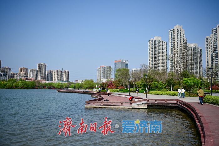 一年四季 泉在济南｜春日暖阳映湖畔 云锦湖尽展盎然生机