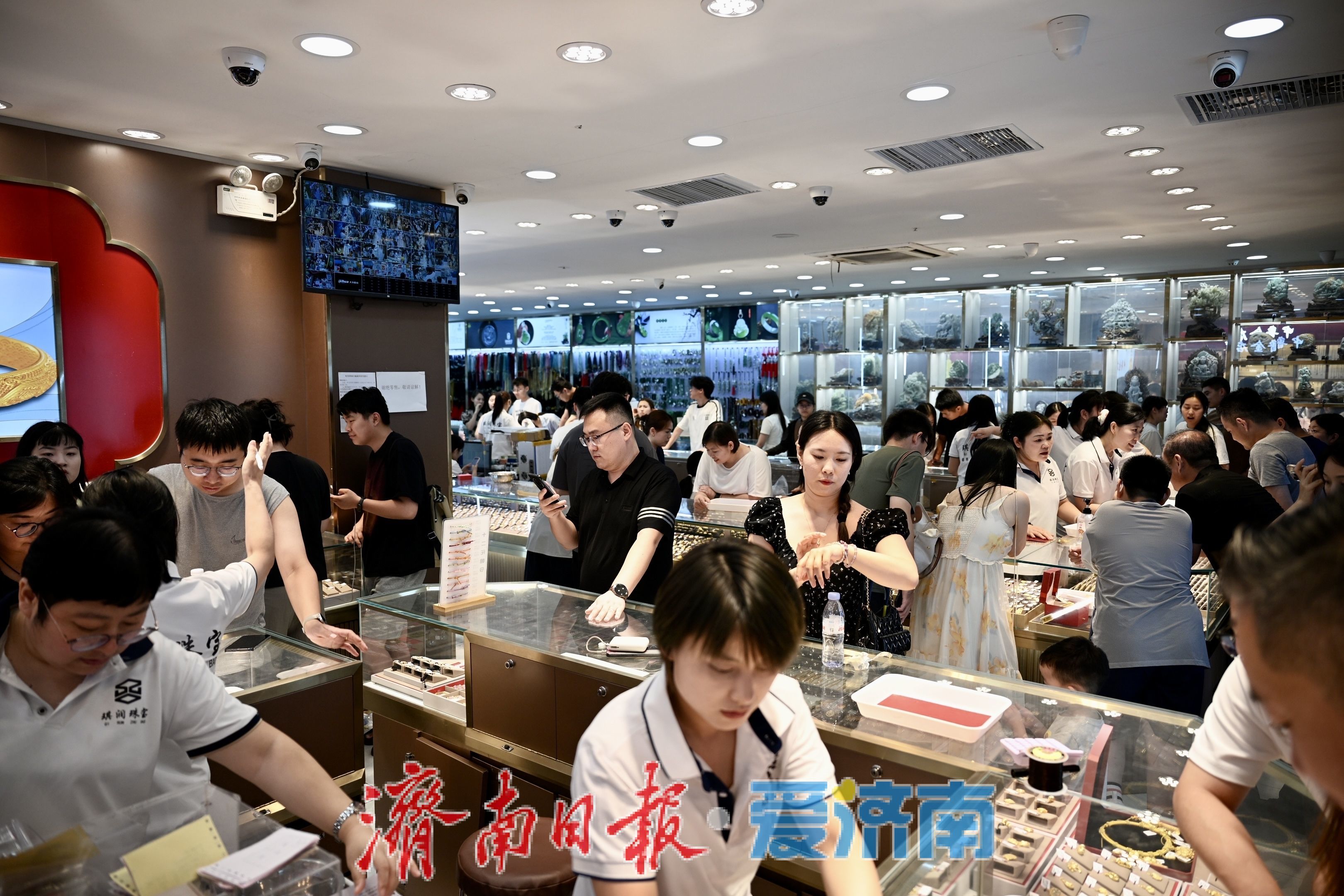 金价回落带热黄金消费，山东国际珠宝交易中心迎来选购小高峰