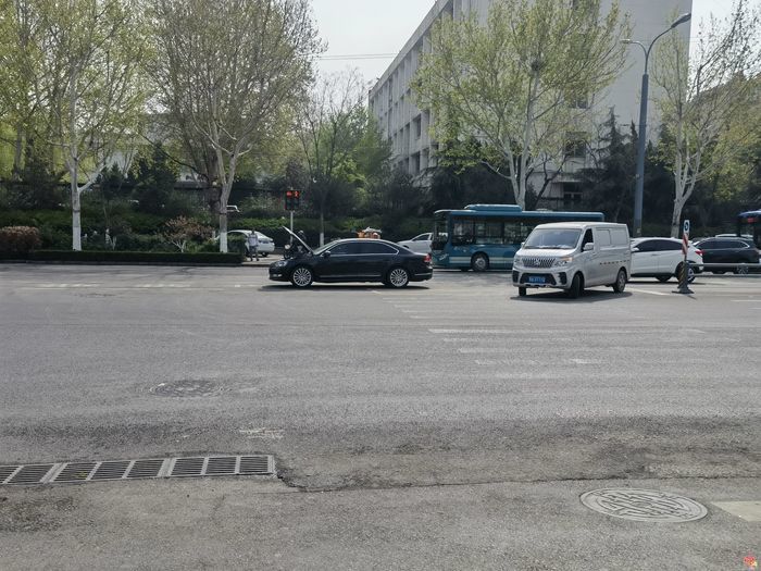 为ta点赞｜私家车路中央抛锚 多位济南公交司机化身“推车侠”