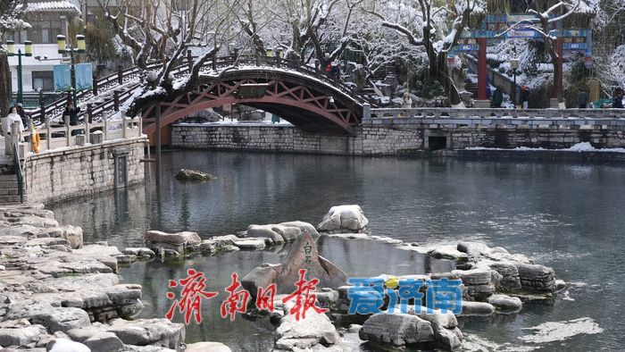 雪霁泉城披银纱，护城河畔如诗画