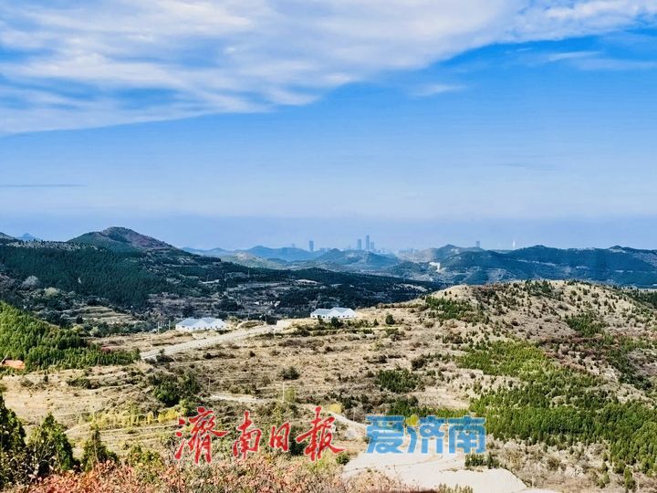 蓝天白云作幕 济南劈山秋景入画来