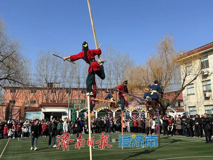 新春走基层丨济南小米高跷队正月巡演 传统技艺舞动泉城年味