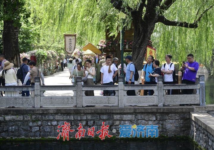 高温预警何处觅清凉，护城河畔变“天然空调房”