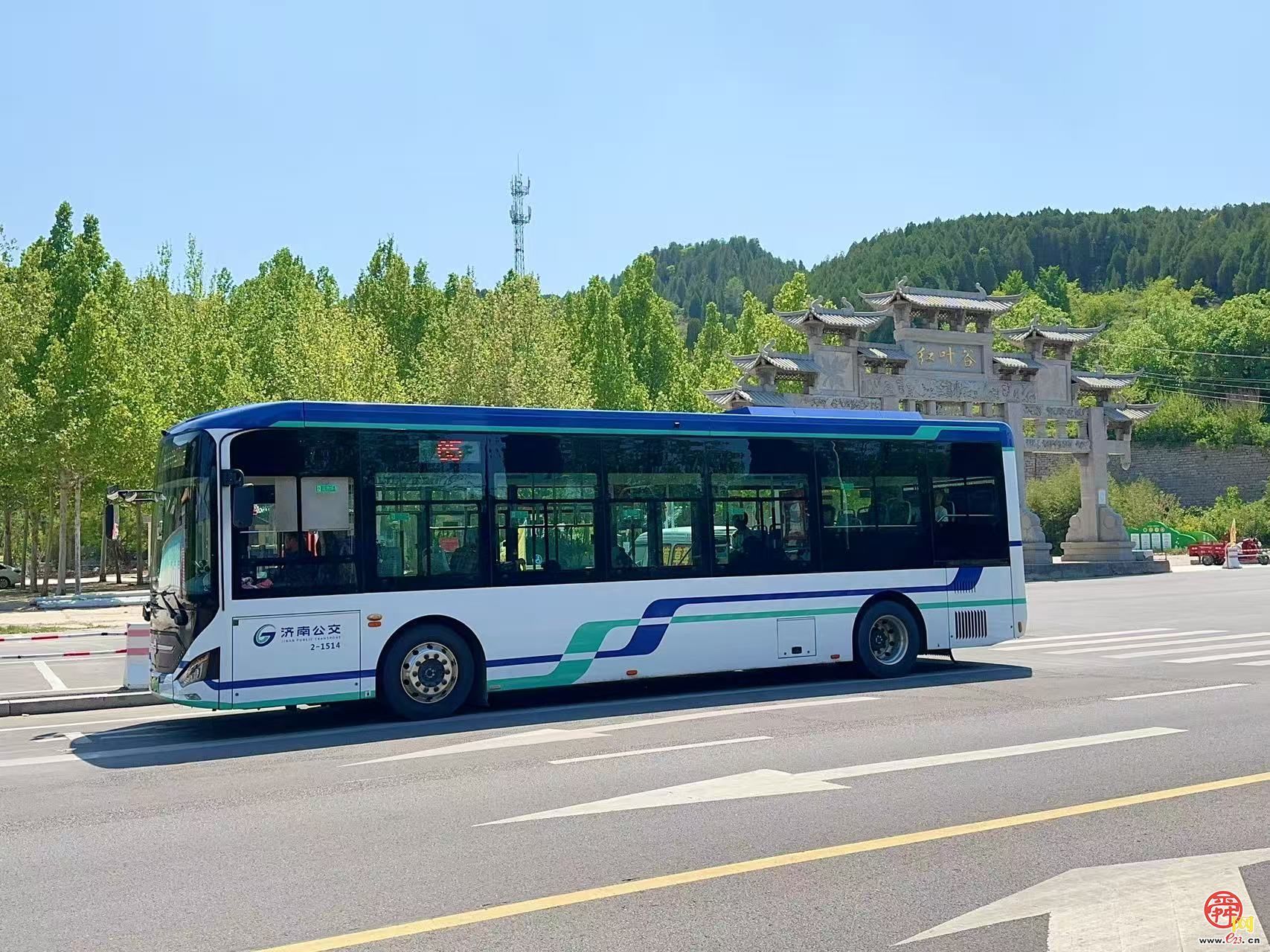 “泉”在济南享金秋｜济南公交65路：畅行市区与南山的多彩之旅