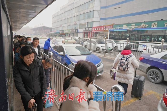 “车等客”即来即走，济南火车站“打的”不拥堵