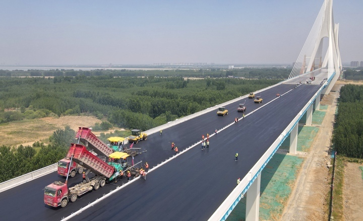 项目强省会丨G104京岚线济南黄河公路大桥桥面沥青摊铺全面启动