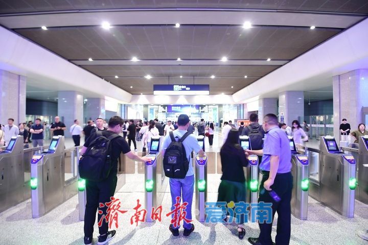 济南东站铁路换乘地铁免安检首日 旅客“丝滑”换乘