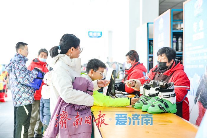 济南 “热雪” 沸腾！雪后滑雪场人气飙涨