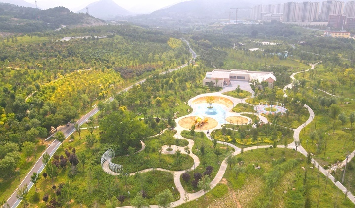 开窗“见园”满目青翠，兴隆公园迎来开园后首个秋季