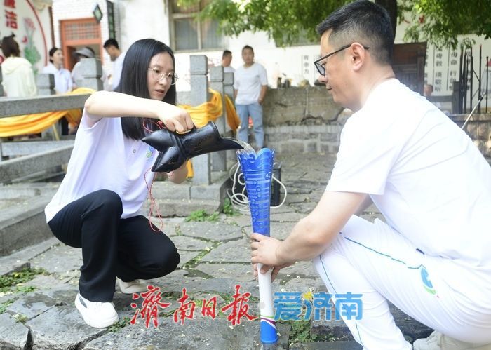泉源之光 跃动泉城 2025济南国际泉水节“泉炬”传递首站南山启程