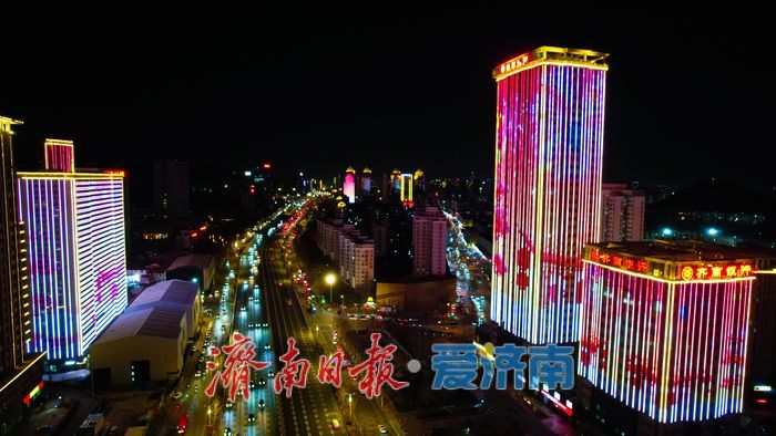 济南经十路楼体灯光秀，元宵节里的梦幻光影诗章