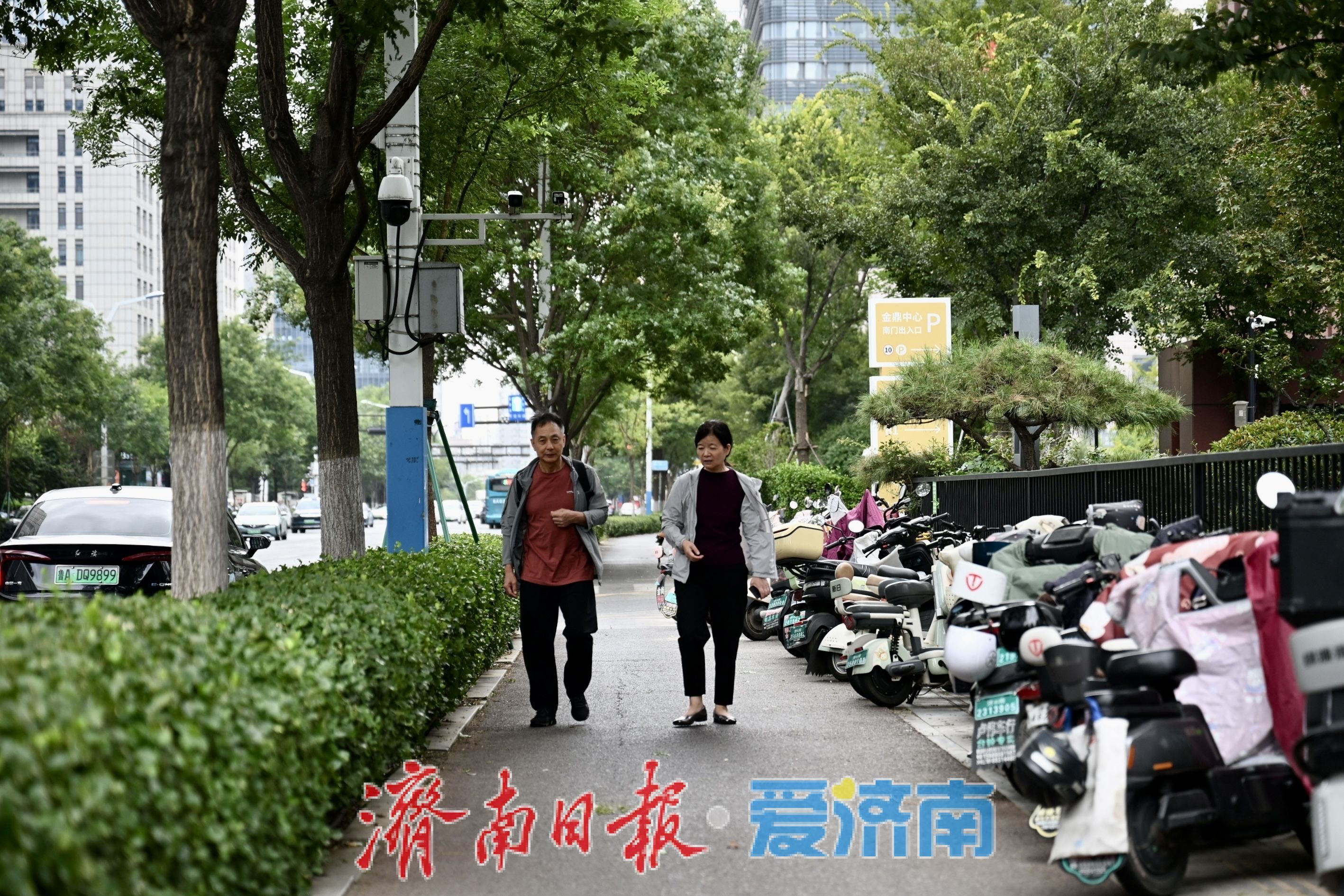 冷空气到访降温明显 济南市民添衣迎微凉秋日