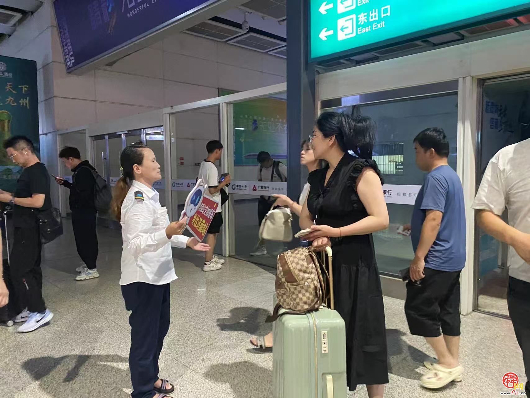 济南公交人雨夜坚守 保障暑期旅客出行​