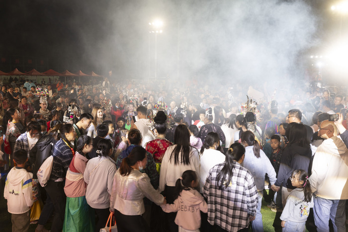 山东+贵州、村晚+村超，这场“泉民大舞台”太嗨了!