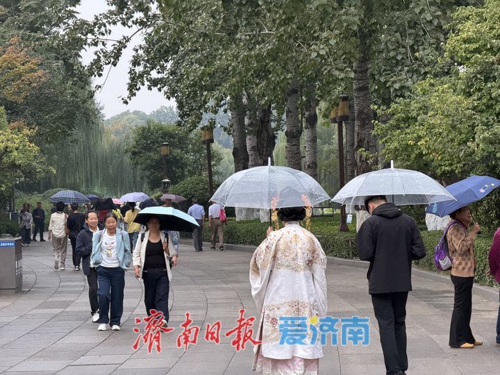 细雨润明湖 秋景引游人