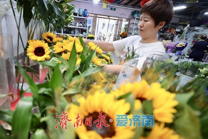济南花卉市场毕业季鲜花热销，向日葵成“爆款”