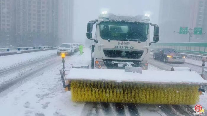战风雪保出行！济南机扫大队全面开展高架桥清雪除冰