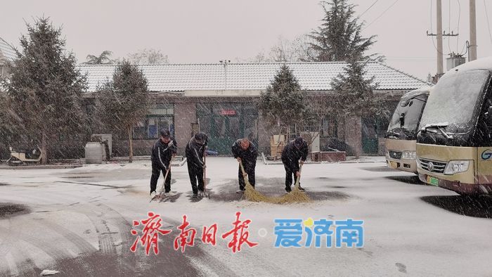 今冬初雪如约而至 济南公交全力护航市民出行路