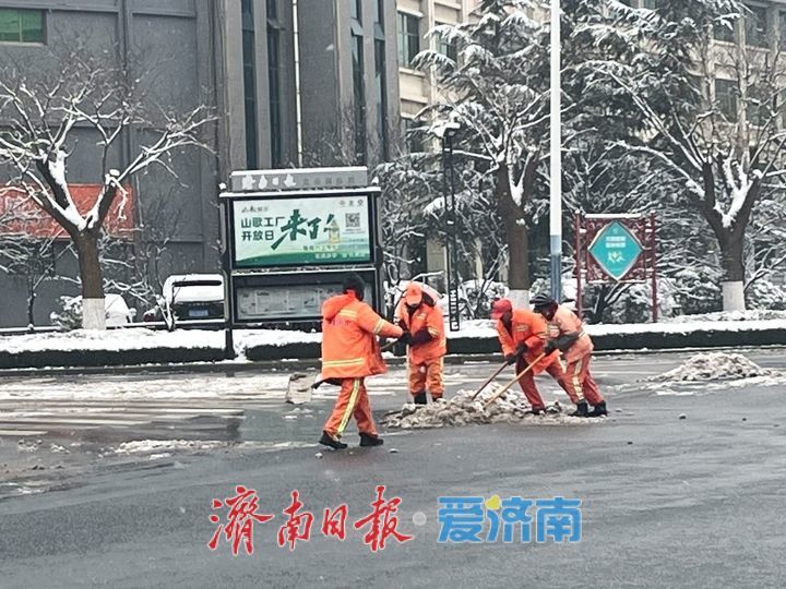莱芜多部门及时除雪 确保道路畅通