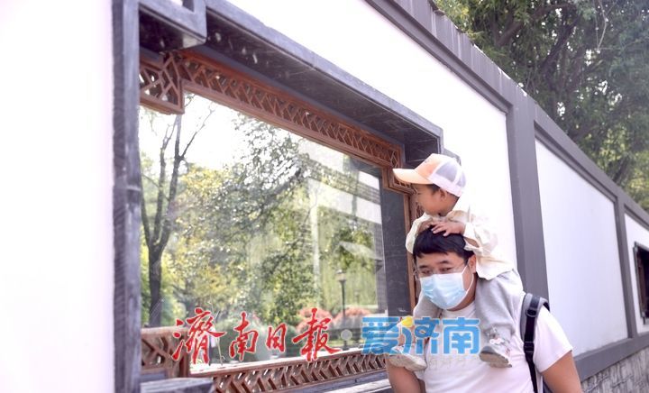 西更道街春意浓 游客漫步石板路打卡老巷