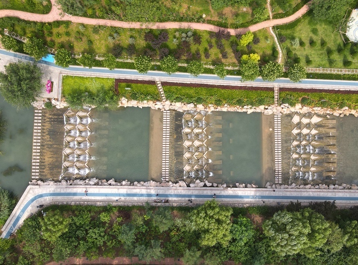 水天一色、溪水潺潺，夏日龙鼎滨水公园秀出高“颜值”