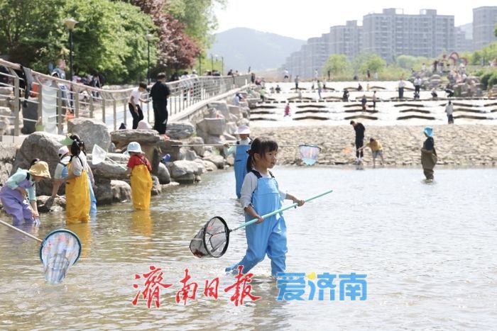 气温升至28℃ 济南市民孟家水库乐享春日时光