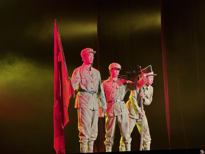 以艺术之力铸魂育人，爱国主义思政舞台剧《城·光》济南首演