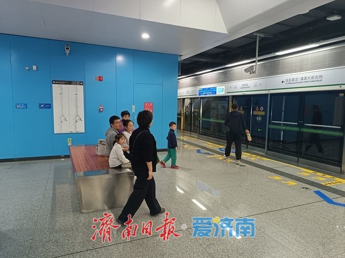 济南地铁精心为考生和家长服务