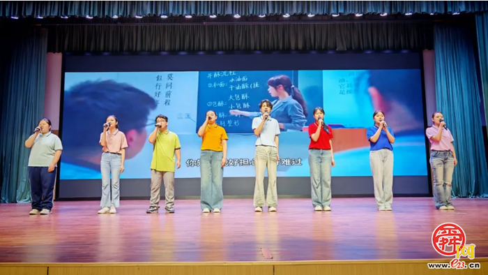 比了个耶，我们就毕业啦！