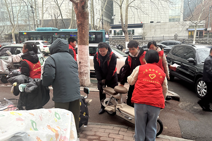 济南中学学生用行动唤醒市民安全意识