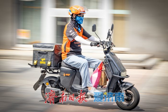 正午十点的民康里：高温炙烤下，步行街里的 “骑手港湾”