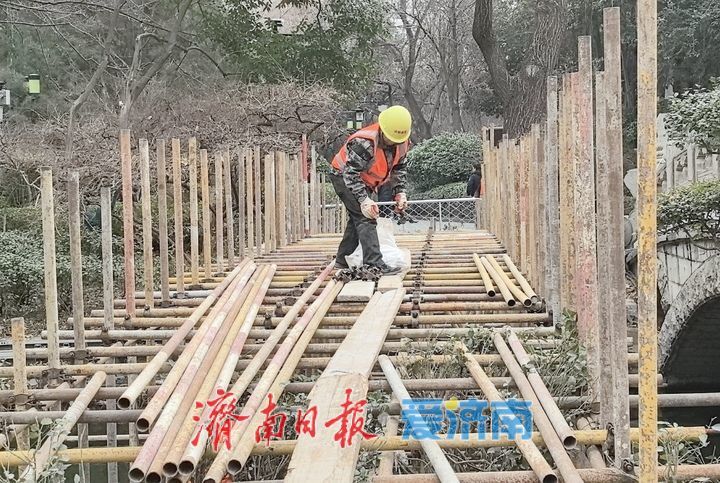 济南天下第一泉迎春花灯会进入安装阶段，园区渐展“奇幻”容颜