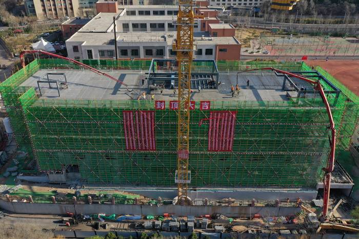 山东省实验中学德润校区扩建项目（学生宿舍楼）主体封顶 9月投入使用