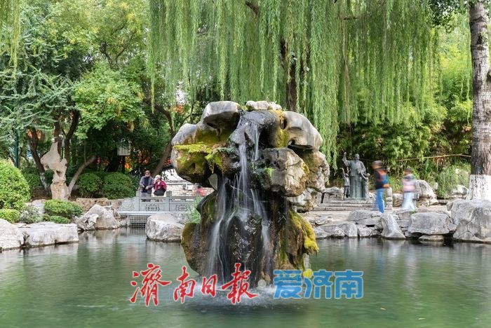 一年四季 泉在济南丨金秋有约，共赏月牙泉“一帘秋瀑”