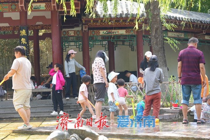 高温“烤”验，五龙潭公园成亲泉戏水“遛娃胜地”