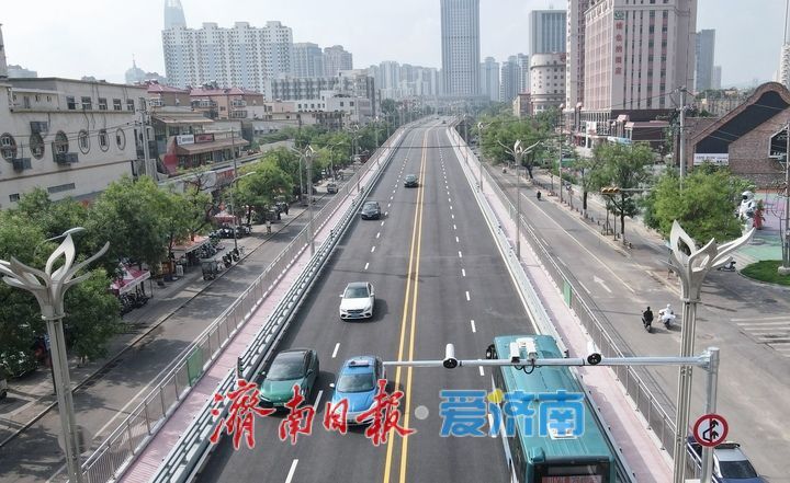 济南纬二路跨铁路天桥桥上路正式放开通行