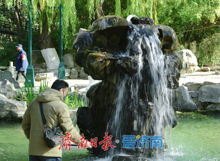 一年四季 泉在济南丨生态“双保险”守护泉水喷涌，“月牙飞瀑”盛况在线持续超百日