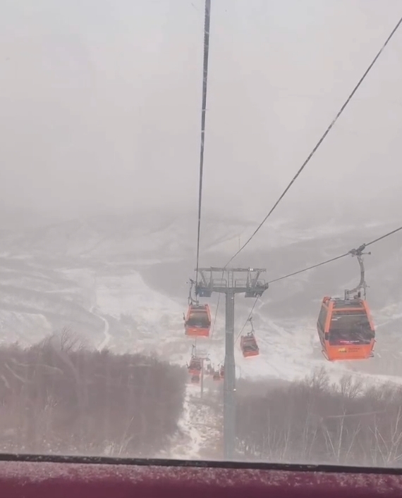 张家口一雪场缆车突然停运 游客零下十几度被困高空